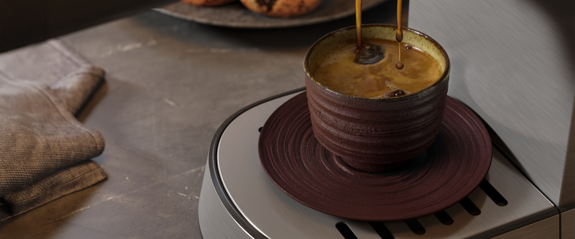 Filiżanka pysznej świeżej kawy przygotowanej za pomocą ekspresu